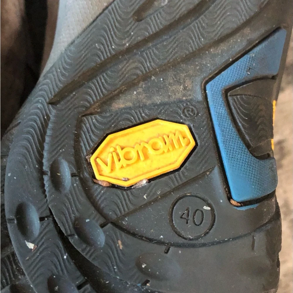 Dansko women’s tennis shoes brown suede Vibram EU 40 US 9.5